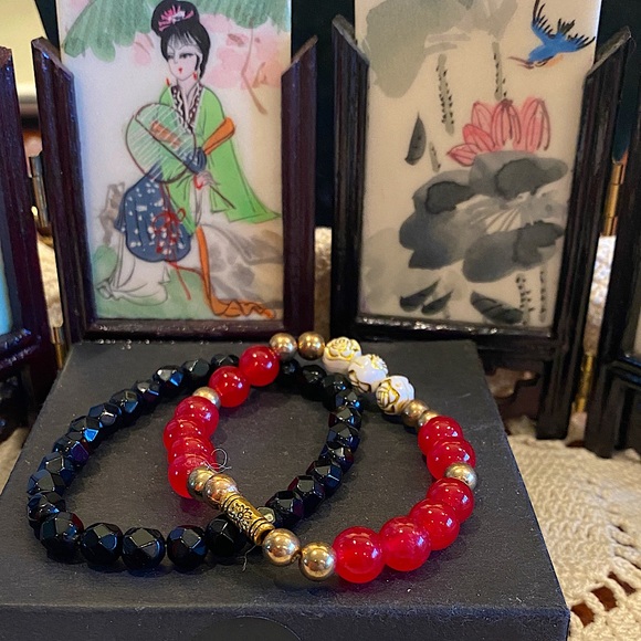 Vintage Jewelry - Vintage Red and Black Beaded Bracelet with Gold Accents